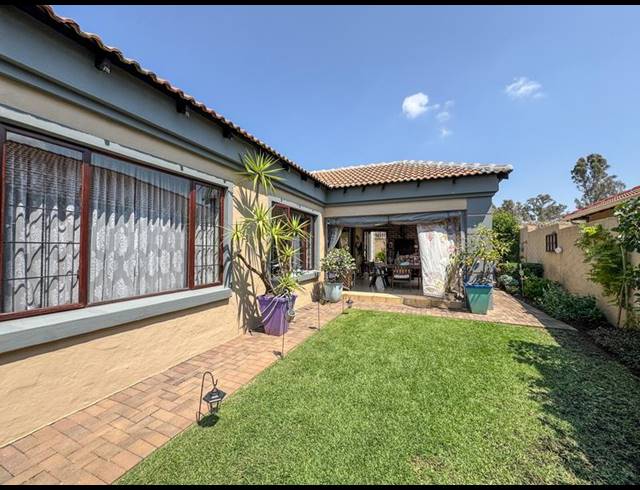 3 BEDROOM TOWNHOUSE FOR SALE IN MIDSTREAM ESTATE